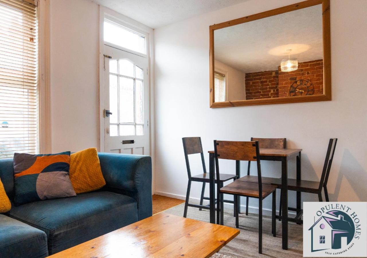 Contractors Pad - 4 Bed Town House - Cent - Free Parking Holiday home *