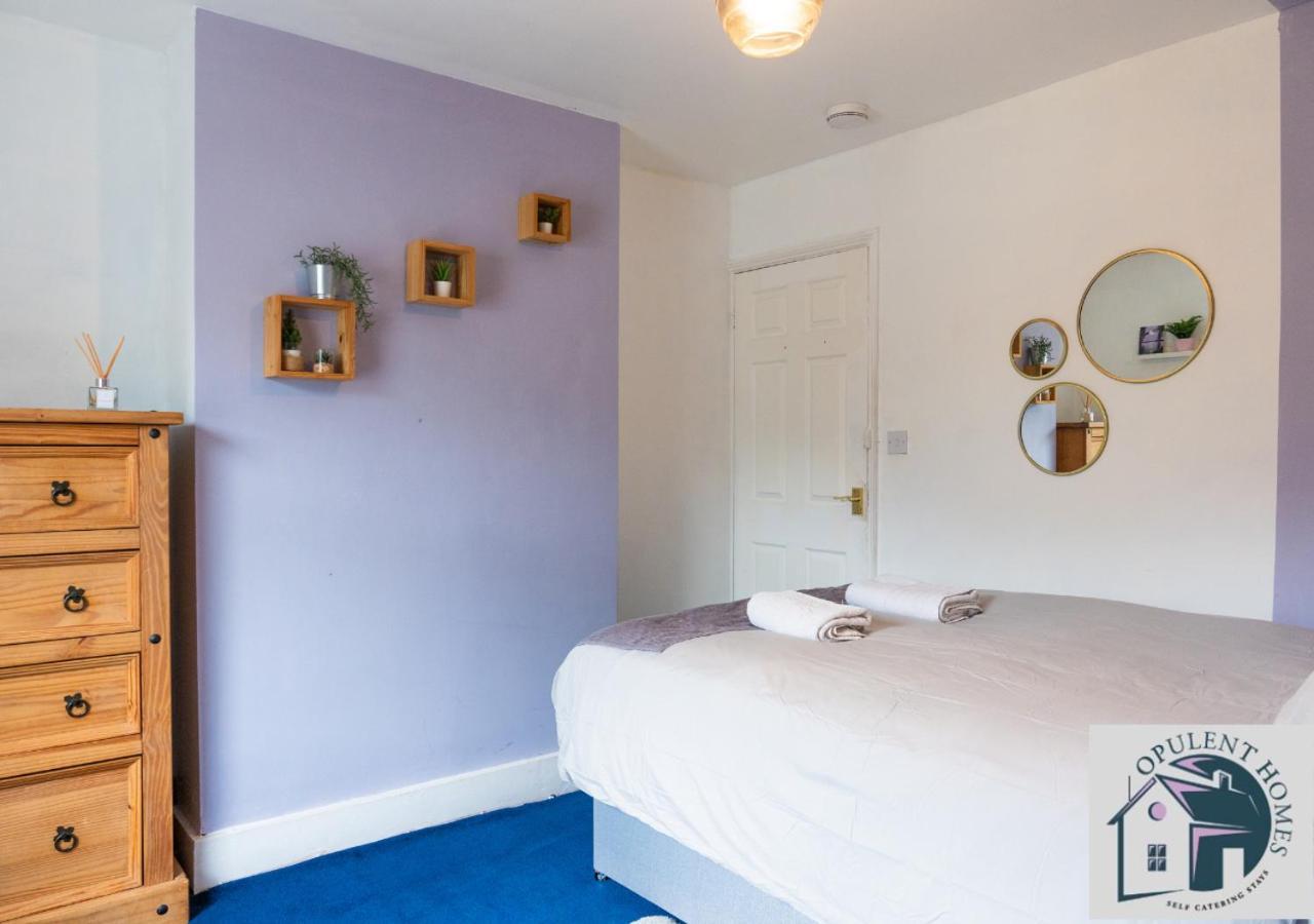 Casa de Férias Contractors Pad - 4 Bed Town House - Cent - Free Parking Reading